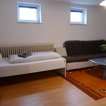 Geraeumiges, Helles Souterrain-apartment Mit 3 Zimmern Апартаменты Штегаурах