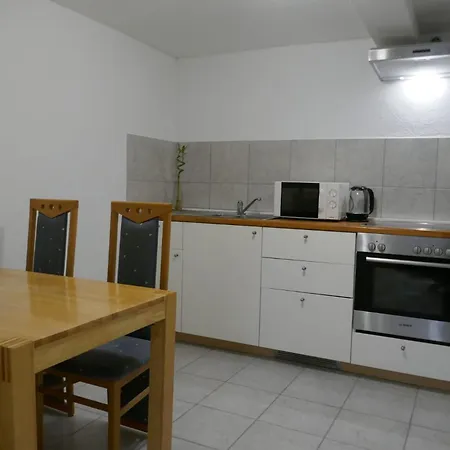 Апартаменты Geraeumiges, Helles Souterrain-apartment Mit 3 Zimmern Штегаурах