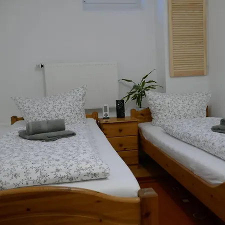 Lejlighed Geraeumiges, Helles Souterrain-apartment Mit 3 Zimmern *