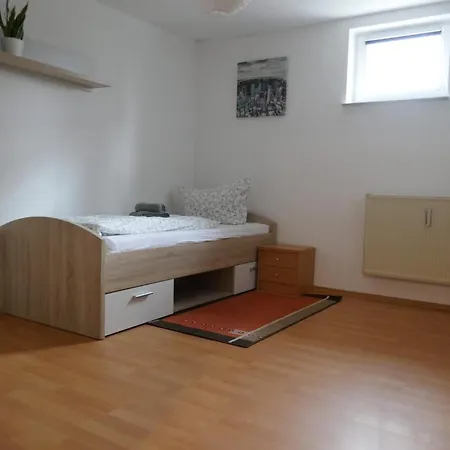 Geraeumiges, Helles Souterrain-apartment Mit 3 Zimmern Апартаменты Штегаурах