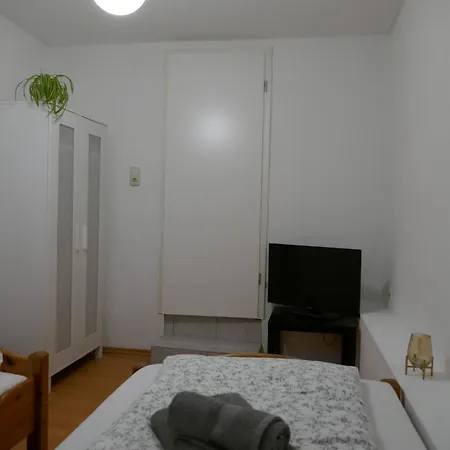 Lejlighed Geraeumiges, Helles Souterrain-apartment Mit 3 Zimmern Stegaurach