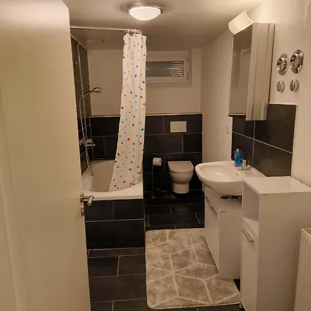 Geraeumiges, Helles Souterrain-apartment Mit 3 Zimmern Апартаменты